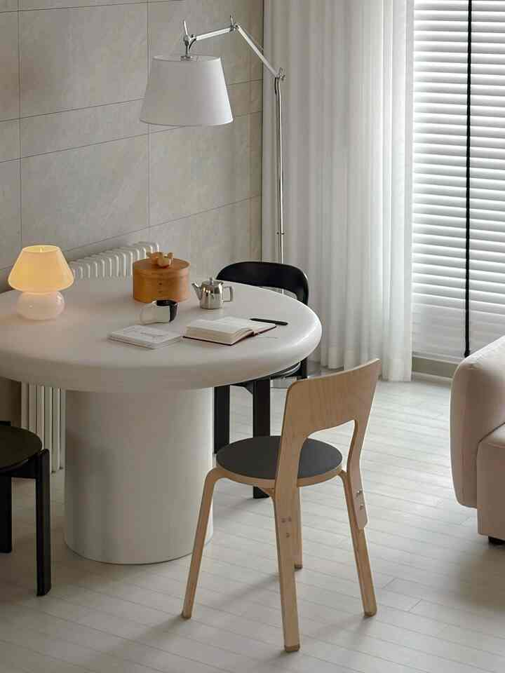 リビングルームにダイニングテーブルを最初に移動したときにのみ
それなりメイン席を占めていたのに
最近はどんどん片側に押し出されている食卓😆

初めて移動するときは、リビングルームが狭すぎるように見えませんか   #원형식탁  #조명  #맞팔 #맞팔해요