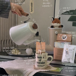 #콘수프기록집 #오늘의우리집
나른한 금요일 오후,
에스프레소 머신으로 내려 마시는 커피도 좋아하지만
이렇게 물만 부어서 편하게 즐기는 드립백만의 매력이 좋아서 자주 즐기는데요!
비포어커피 로스터스
시그니처 드립백 버라이어티,
하우스 로스터리답게 원두마다 개성이 살아 있어서
마실 때마다 오늘은 어떤 맛을 먹어볼까 기대하게 돼요 ◡̈ 
드립백인데도 향이 꽤 깊은 편이라
물 붓는 순간 퍼지는 향에 행복감 쭈욱 ♥ 
산뜻한 날엔 산미 있는 걸로,
편하게 마시고 싶은 날엔 고소한 걸로
기분 따라 골라 마시는 재미까지.ᐟ 
패키지도 깔끔해서 드립백 좋아하시는 분들께 선물용으로도 괜찮겠다 싶더라구요.
#비포어커피 #비포어커피로스터스 #홈스타일링 #오늘의집 #마켓컬리 #홈카페 #홈바리스타 #홈베이킹 #드립백 #드립백선물세트 #드립백맛집 #원두 #원두선물세트 #커피선물 #커피선물세트 #핸드드립 #홈카페 #홈카페인테리어 #홈카페꾸미기 #감성공간 #인테리어소품 #살림템 #살림템추천 #집꾸미기 #아파트인테리어 #홈카페존 #홈카페족 #집에서제일바빠오늘우리집 
