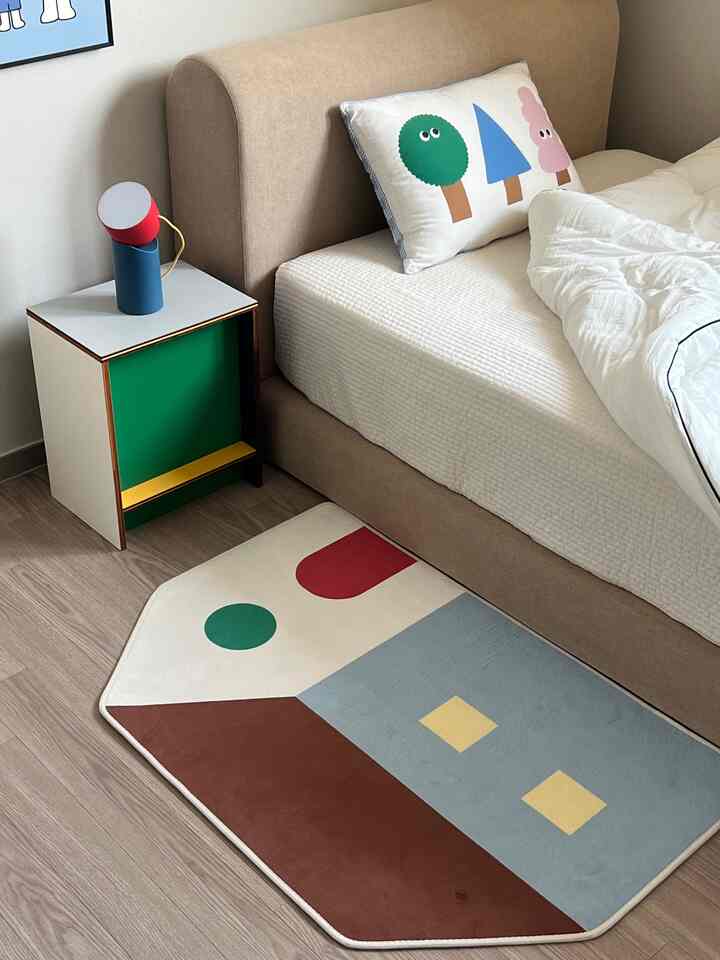 ベージュの色調の寝室、ベージュのベッドと白い寝具、カラフルなクッションと小さな照明が配置された温かみのある空間