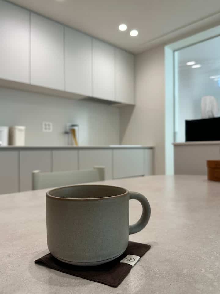 #콘수프기록집 #오늘의우리집

一番好きなゆったりとした週末の朝☕️🤎

私は余裕を楽しんでいて掃除をしてください。
午後は友達の結婚式に行かなければなりません！

天気がとても良いですが、  #신혼부부일상 #신혼부부안방 #33평구축인테리어 #33평아파트인테리어 #집꾸미기 #우드인테리어 #웜톤인테리어 