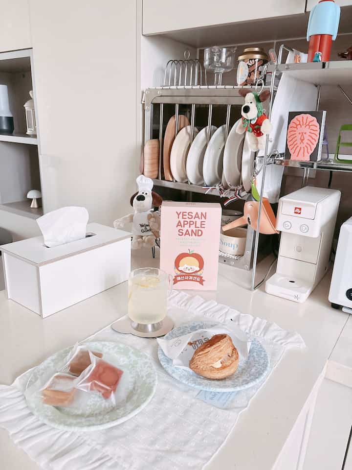 新郎が出張して来た予算アップルサンドとアップルパイ、 
そして友達が作ってくれたレモン青で作ったレモンエイドまで🍎🍋
過度に甘くて爽やかで、ちょっとしたおやつの時間がもっと気持ちよくなる組み合わせですよ:) 

#予算りんごサンド#キッチンインテリア