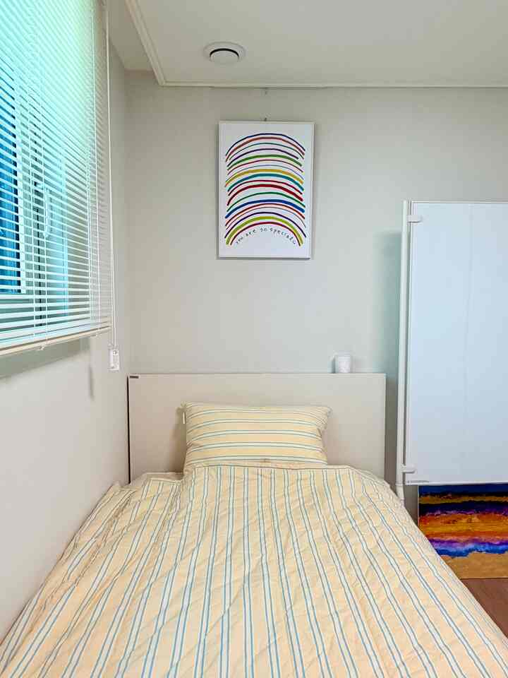 娘の部屋春の寝具の交換💛
意図していないのに娘の部屋の寝具もイエローだったんです。
日が突然暑くなって眠りに落ちたときに後退するように変えました。
すっきりしたので気持ちがいいですね:)

すでに中等を控えたアイラ英語の単語の勉強や自分で勉強したことをチェックするのに役立つと言って買ったホワイトボードはサイズがぴったり！そうです、私は大満足です〜

＃スマートな消費 