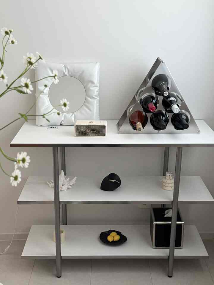 初めて引っ越してきた時から今まで一緒にしている3段棚。
何でもアップロードしても可愛いです〰️

#コンスープ記録集 #현명한소비 #맞팔 #쇠테리어선반 #선반인테리어 #선반꾸미기 #3단선반 #3단수납장 #화이트인테리어