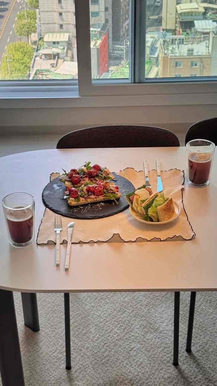 ダイソールコラの種で育てて作ったルーコラサンドイッチ🥪

ダイソーでルコラ、バジル、ドロップトマトの種を買う
ついに初めて収穫しました🥳

しかし、バジルフェストを作ろうとしました。
いくら見てもバジルの葉とは違うように見え、ジフィティに尋ねた。
絶対バジルではなく、白菜と青慶菜？なんだよ😱
これまで何を育てたのか、、

今日また買ってきたバジルの種で最初からまた育ててみますよ🥹

#ftc23期 #일상기록 #오늘의우리집 #콘수프기록집 #루꼴라샌드위치 #홈카페 #brunch #sandwich #homecafe