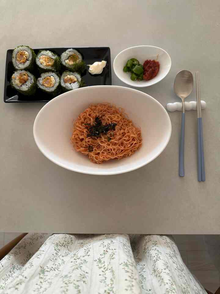 #휴무일상 最近の日もたくさん暑くてご飯は敢えて、、
ランチには簡単にビビン面をして食べました、、❤️
甘太ロール寿司と辛いのが好きなので、
ビビム面にキムガルシャシャサック😋

夕方には家に白ワインがあります。
イエスもいない一人で自由を楽しんだ🩷

キッチンを一生懸命飾っています。  #주방용품추천 #점심추천 #점심메뉴 #저녁메뉴 #야식추천 #야식타임 #ftc23기


