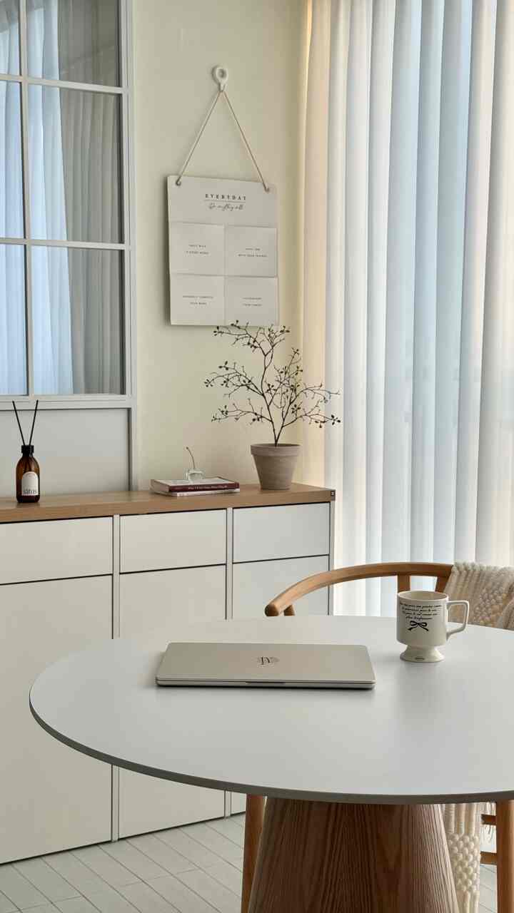 インスタでも小家でも何度もおすすめするほど！
私の人生家具、フィルウェル分離収集箱🤎

スリムながら可愛い収納状のデザインなのに、
内側収納は寛大で70L大型袋で
大量の分離回収も経って！

235mmのスリムな奥行き感のおかげで
ドアの隣やキッチン、多目的室の方言空間
活用にぴったりです🫶🏻

ムーンドダンパーヒンジだから静かに
閉じて生活騒音までZERO!!

スイングドアで手で押してすぐに開き、
固定鉗子も4本もあり、封筒が乱れることなく
きちんと固定できます🗑️

カラーも華やかなホワイトボディに天板は暖かく
明るい色合いのナチュラルオクラきれいなウッド＆ホワイト
収納状そのもの🤍🤎 

位置調整が可能な内側棚まで1本同梱されており、
分離回収箱として使用しないカンは清掃用品収納用
使えます！

E0グレードの環境に優しい材料のLPM仕上げ
長持ちの良いしっかりするまで> < 

デザイン、実用性、仕上げまでどれも抜けない製品なので、
本当に長く使いたい家具です👏🏻

＃家具探求生活＃分離収集箱＃分離収集箱おすすめ＃分離収集箱＃フィルウェル＃フィルウェル家具＃フィルウェル分離収集箱＃ニッチ収納＃ニッチ収納場＃分離収集＃デコタイルセルフ施工＃デコタイル＃玄関収納場＃玄関棚＃玄関インテリア＃玄関ドリル#洗濯室収納場 #洗濯室収納 #収納場 #多目的収納場 #ウッド＆ホワイトインテリア