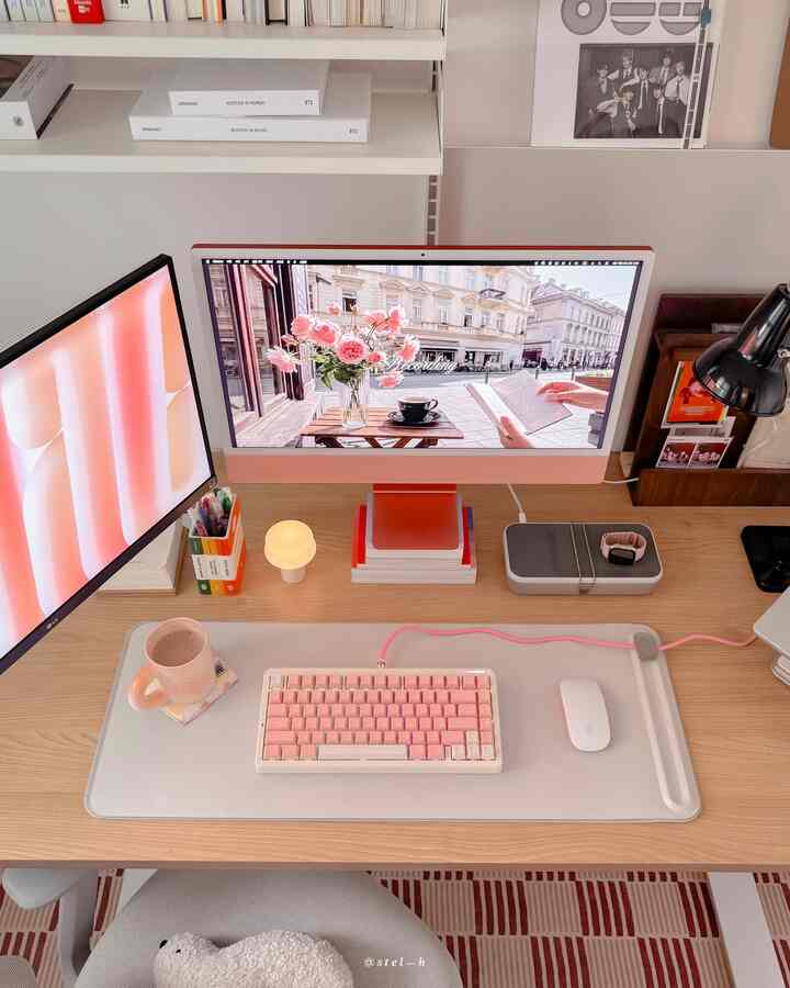 #제품제공 :: デスクの整理 どうすればいいですか？

Orbitkey Desk Mat Slim 💻✨
オビキデスクマット（スリム）を使用しています。
物が多いデッキをすっきり整えられるので
最近本当にデスク満足度が最高です。

800サイズ広い幅で縦はスリムで
私のように机にいろいろな物をたくさん置く方にぴったり！

実は大型サイズのオビキデスクマットもあります。
デスクの上に物が多いので、スリムサイズがちょうどいいですね☺️

磁気ホルダーでケーブルを整理するのはもちろん 
よく使うペンやリップクリームなどを固定した場所に置くことができ、 
マットの下には、その日その日忘れてはならないメモや書類を 
入れておけます！ 📄🖋️

そしてマット材質も高級で柔らかくていいですねㅎㅎ
オビキマットはデスク用品としてすでに有名な製品ですが、
私はもう一度お勧めします☺️🤍✨

。
。

𝑻𝒉𝒂𝒏𝒌𝒔  #오비키데스크매트 #홈오피스 #콘수프기록집 #현명한소비 #재택근무 #작업실인테리어 #책상정리 #데스크 #홈오피스인테리어