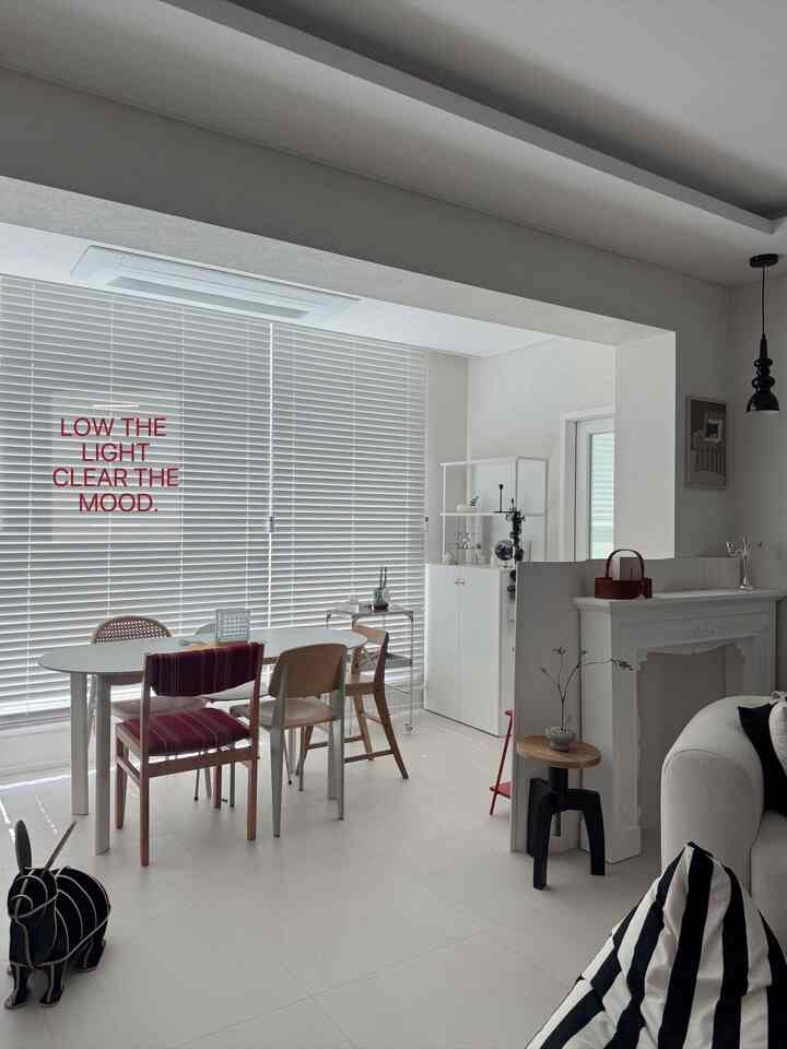 #コンスープ記録集 #インテリアノウハウ

リビングルームのカーテンではなく、ブラインドを設置するのはうまくいったと思います。 
降りるとスペースが少し落ち着き、味はもっと
明確になりますよ🤍


＃ブラインドインテリア＃ブラインド＃桐のブラインド 
＃リビングブラインド＃ブラインドおすすめ＃リビング飾り＃リビングルーム
＃ダイニングテーブルチェア＃ダイニングテーブルインテリア＃パーティション＃リビングスタイル 
＃ベランダ拡張＃暖炉＃リビング棚＃収納棚＃棚