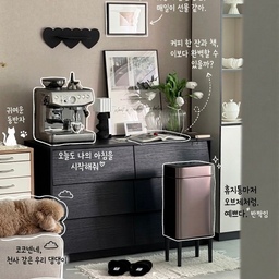 #현명한소비 #콘수프기록집
휴지통 하나 바꿨을 뿐인데,
공간 분위기도, 삶의 질도 달라졌어요 🖤
은은한 무광 스테인레스에
모던하면서도 살짝 유니크한 컬러감—
그냥 두기만 해도 오브제처럼 예뻐요!
손 댈 필요 없이
모션 센서로 자동 오픈되고
5초 후엔 스르르 닫히는데
너무 편하더라구요 >_<
거기에 12시간마다 자동으로 살균해줘
위생적으로 사용할 수 있고
이중 구조 뚜껑으로 
냄새까지 확실하게 차단해준답니다
디자인도, 성능도 완벽한데 일상까지 편해졌어요!✨🖤
#삶의질향상템 #쓰레기통 #휴지통 #센서휴지통 #주방템 #살림템 #살림템공유 #살림살이 #자취추천템 #반려동물과함께사는집 #맞팔 #맞팔환영 #맞팔해요 #청소템 #하우스레시피 #살균휴지통 #휴지통추천 #집들이선물 #손글씨