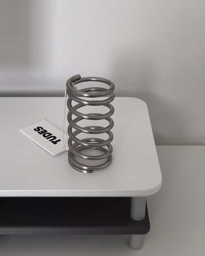 ＃製品提供|鉄味いっぱいのシルバー小道具おすすめ🔗
最近フィードに頻繁に登場するトゥデスペンアックと額縁。

ホワイトトーンの空間にシルバーの小物を加える
全体の雰囲気が一層落ち着きながらも
ほのかな重みができます。

無理なく中心をつかむポイント
長く置いて使いやすいアイテムです。
モニター台座、MacBookとの組み合わせも良いですね💻
  
#トゥーデス #tudes ＃ロジクール＃モニタースタンド＃オブジェ