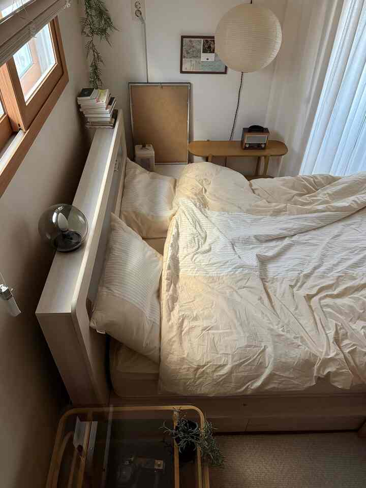 黄色い午後の日差しとよく合う 
気になる寝具🛌

＃素敵なテム最高屋＃コンスープ記録店＃ウッドインテリア＃寝具おすすめ＃寝具セット＃寝具スタイリング＃寝具インテリア＃ビンテージインテリア＃ウッド棚＃ビンテージ棚＃ウッドスタイリング＃ウッド小物＃ビンテージ小物＃ビンテージ家具＃寝室インテリア＃寝室インテリア 