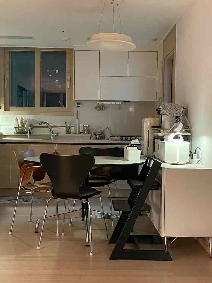 ＃かわいいテム最高です＃コンスープ記録集 
帰ってきたコットンヴィラトゾン☕️

最近、子供の睡眠が遅くなり、家のスターグラムはしばらく休業状態でした...

今日は奇跡の速い陸退😎
だから久しぶりに撮った我が家の夜のムード✨
肉縮が速い
家がよさそうですね🤩

＃ホームスターグラム＃陸退後日常＃ホームカフェ感性＃私たちの家の記録＃リビングインテリア＃キッチンインテリア＃ハーマンミラー＃セブンチェアー 