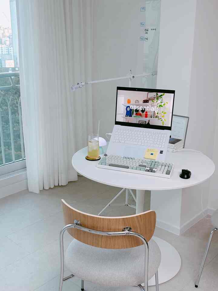 子供を送ってリビングに出勤-！

20万ウォン台で作ったコスパのホームオフィスです:)
円卓は通常800または1000です。
900サイズ一人で働くのにぴったりで、
1+1で購入したウッドチェアもお尻ふっくら☁️

デスクテリアに大きな欲はありませんが、
今春はあなた - 眠くて働きたくない
かなりメカニカルキーボード一枚だけでした！
ドドドドドドック感が良くて業務効率アップ！

#ftc #ftc23기 #일상기록 #나의일상 #일 #홈오피스 #재택근무 #맞팔 