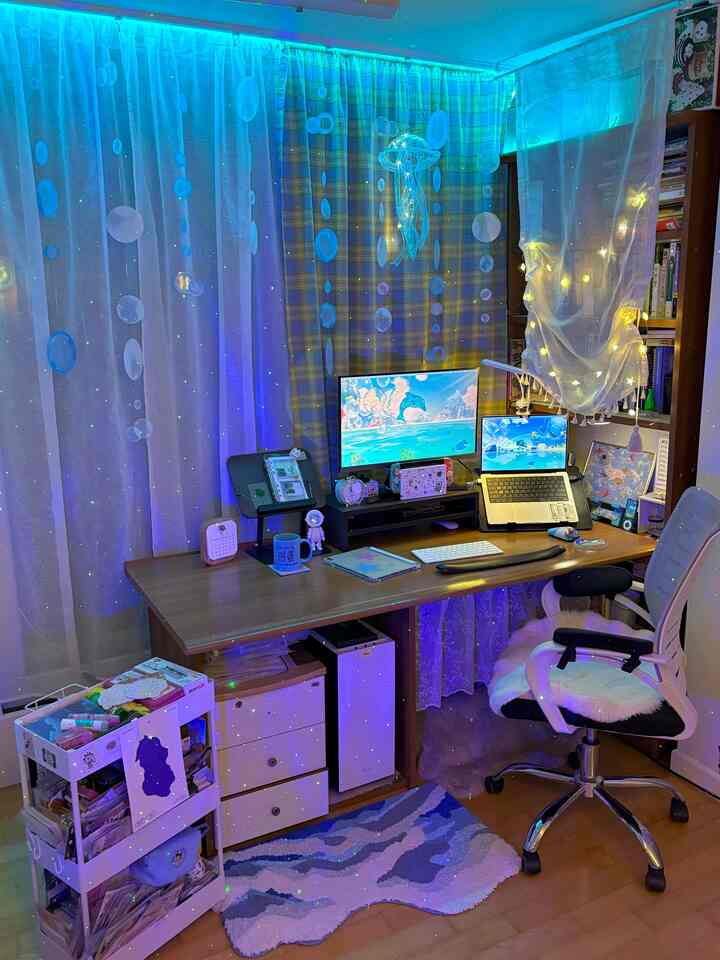 #デスクセット

🐬🫧Frutiger Aero Desk Setup🫧🏝️

青くて涼しい感じいっぱいのフルーティガーエアロデスクテリア！ 
昨日、イケアジュールバーテンステン（3m）を新しく買いました。
IKEA会員街で4900ウォンでセールしましたよ！

ついにいつも机のほうが暗かったのでカーテンボンのほうに貼ってみました。
好きな雰囲気が出てくれてとても満足しています🫧💿🩵

2000年代の香水を感じさせるデジタルレトロ風の小物たちと
ステッカーで直接飾ったニンテンドースイッチドックまで 
見ていても大丈夫になるデスク完成😸

#プルティガーエアロ#y2k 