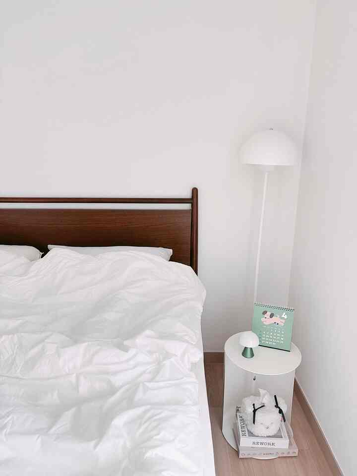 ＃コンスープ記録集 

ホワイトシリンダーテーブルは、無駄のない円形デザインのおかげで、どんな空間にも自然に合います。
ベッドの横に置くとレクソンミナランプとカレンダーがより引き立って見え、下にはかわいい休憩ケースまで加えられ、実用性と感性を同時に満たしてくれる点が特に満足です:)

＃寝室＃カサミア＃カサミアブルーノベッド＃レアロー＃シリンダーテーブル＃ラチューリップ＃ボタンポイントチャック布団#寝室のインテリア 