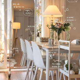 ➕ 집을 두 배로 크게 보이고 싶다면
가구보다 먼저
거울 하나 들여보세요.
빛을 반사하고 공간을 확장해서
같은 집도 훨씬 넓고 환하게 바뀌어요.
꾸미는 건 많이가 아니라
‘포인트 하나’면 충분하더라고요.
(요즘 유행하는 AI 사용했더니 넘 귀욤하네요~)
#콘수프기록집 #인테리어노하우 #거울인테리어
#조명인테리어 #조화인테리어 #공간확장 #홈스타일링
#라탄의자 #라탄조명 #라탄갓등 #화분인테리어 
