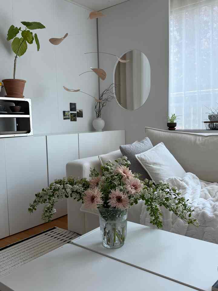 ＃コンスープ記録集 

可愛いのが一番いい家スターグラマー＃ナヤナ
ノンラカフェで花を注文して整理して花瓶に入れました。
家が明るくなりました。
喉頭落ちする花びらもきれいなので大丈夫です。 ㅎ

＃家を飾る＃ホームスターグラム＃ホームスイートホーム＃ホームデコ＃花瓶
＃ホームカフェ＃30フラットインテリア＃リビングインテリア＃リビングルーム
＃ガーベラ＃花瓶インテリア＃家の贈り物＃homestyling 
#リビング装飾 #リビングテーブル #家具インテリア