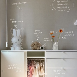 딸래미 방에 옷을 넣었어요!
아들 옷은 무채색 위주라
전체적으로 차분한 느낌이었는데,
딸 옷은…
열어보는 순간 분홍분홍 🌸
옷 색마저 사랑스러워서
괜히 한 번 더 보게 되더라고요.
손글씨 사진도 막차 탔어요😅
#예쁜템최고야 #콘수프기록집 #딸방 #딸방꾸미기 #딸옷 #딸방인테리어 #딸아이방 #미피조명 #수유등 #수유등추천 #무선수유등 #무선조명 #화병 #화병인테리어 #화병추천 #종이화병 #비할스 #이케아비할스 #아이방서랍장 #아이방서랍 #망고졔욱 #맞팔 #슬라이딩장 #이케아서랍 #이케아서랍장 #이케아조명 #구름조명 #딸옷 #애착인형 