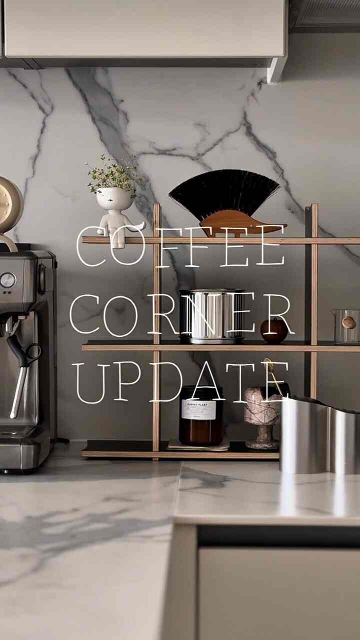 Coffee Corner Update✨
しばらく前に、ズヒの家の素朴なホームカフェを公開しました。
あまりにもバンティーのような私のタンピングマットを見てください。
助けの手を差し出してくれた空のプラント☕️

やはりコーヒーも装備洗いが必要だったようです…。
ピカッとしたコーヒー用品が本当に多様でしたよ✨
タンピングマットとタンピングステーションが新しくなりました。
私の家のホームカフェの雰囲気が芽生えました🫶🏻

コーヒーの世界、どんどん抜けていきたいです…。
明日飲む朝のコーヒーはもう楽しみです☕️

P.Sウイスキーアンダーロックグラスにああ飲む私の女の子..ㅎㅎ

🏷️Thanks to @bean_plant10 

#homecafe #coffeecorner #홈카페 #홈카페놀이 #커피머신 #예쁜템최고야 