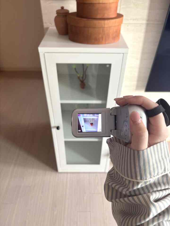 #콘수프기록집 #오늘의우리집 

様々な演出が可能なので見るほどチョンが行く 
私たちの家の新しいキャビネット••
ドングルドングルのハンドルが見えるたびにかわいいです。 

オブジェクトによって雰囲気を変えることができます。
バッグショーケースとしてもやってみると、それはきれいです。
後で家の構造を変更するときは、ドレスルームに移動するために予約..
かんかんが高さ調節になるから使い方がムグンムジン ‎⟡ ׅ 𓂋

 #마켓비 #marketb #거실인테리어 #장식장