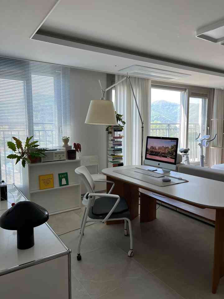 #コンスープ記録集 #インテリアノウハウ
リビングルームのひとつに用意した私の作業空間です❤️
機能性クッションをかけると腰が楽で長く座ることができますよ！前面収納場所にはターンテーブルと植物を置きました🩵

 ＃リビングルーム＃リビングルームインテリア＃リビングルーム＃ユースエム＃usm 
#アルテミデトロメオ #モジュールソファ
＃テーブルテーブル＃6テーブルテーブル＃6テーブルテーブル＃ポスター＃フレーム＃フレームインテリア＃ポスターインテリア＃リビングポスター＃ポスターフレーム＃ヘイ＃ブラインド＃ブラインドインテリア 