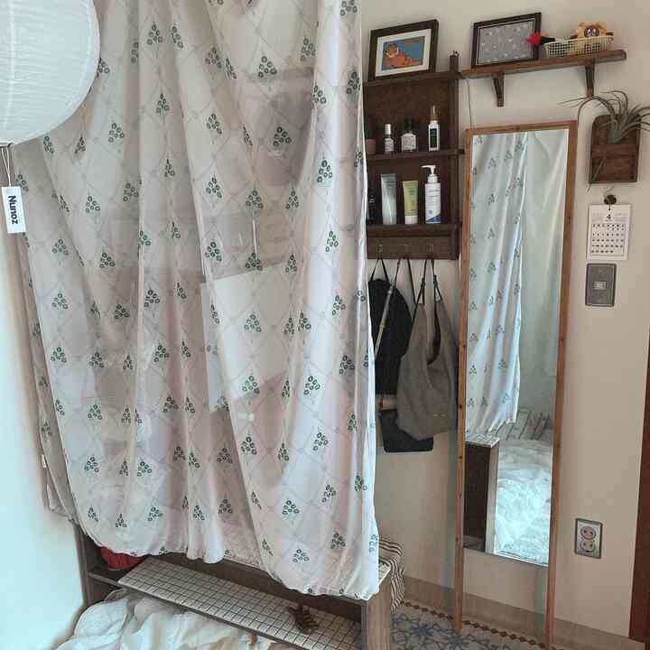 ＃私たちの家のカーテンを誇る＃コンスープ記録集 

シフォン素材のカーテンなので軽い印象を与え、
苦しくなく、ほのかに空間を分けてください！
デザインも綺麗でインテリアポイントとして活用するのが好きです🤍

＃2平方飾り＃2平方＃小さな部屋飾り＃小さな部屋スタイリング＃小さな部屋カーテン＃カーテンインテリア＃小さな部屋の活用 