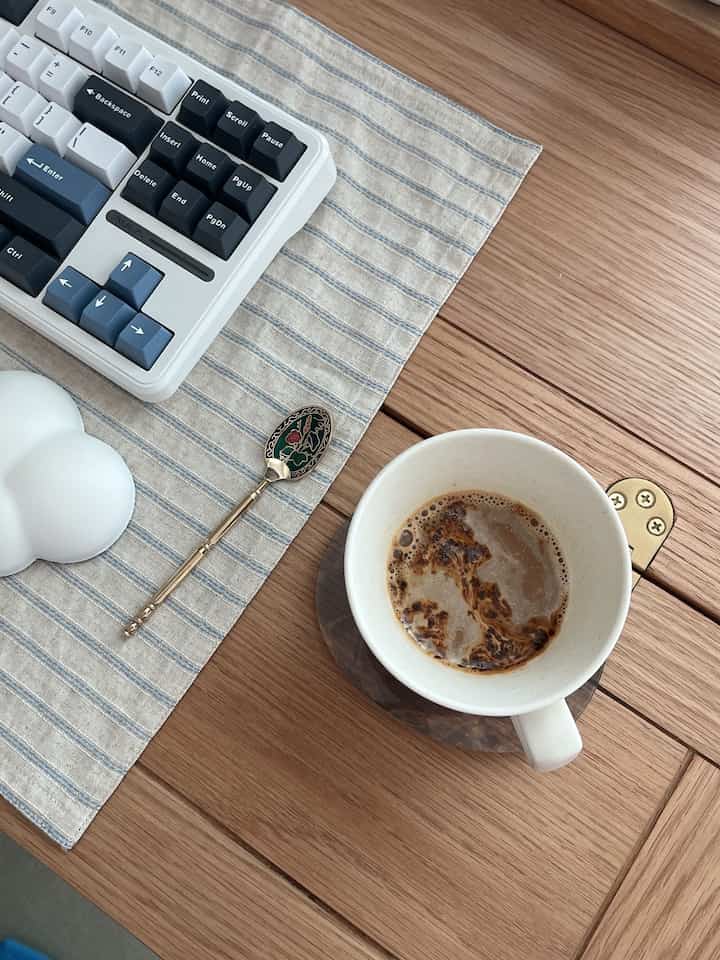 ＃きれいなテム最高だととても我慢できないコーヒータイム！久しぶりにミックスコーヒーを飲みましょう🦭🧡 

温かいコーヒーを飲むときはヨーカップにいつも飲むのに色味もデザインもサイズもぴったりです。

お母さんの家に遊びに行くと、いつも綺麗で赤ちゃんの物が集まっていますが、ティースプーンがとてもきれいで、ホーランのお母さん、これをお願いします！

＃コンスープ記録集 #ホームカフェ＃原木インテリア＃補助テーブル
