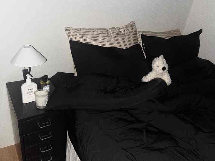 夜になると一番快適になる空間です。
明るい照明ではなく、ほのかな光の一つ、
複雑な色より落ち着いたトーンが長くとどまったんですよ。

一日の終わりに 
静かに横になって休みやすい寝室を作りたかったです。

小さな照明とふわふわの寝具だけでも  #무드인테리어 #홈스타일링 #느린생활 #집기록 #감성인테리어 #bedroomdecor