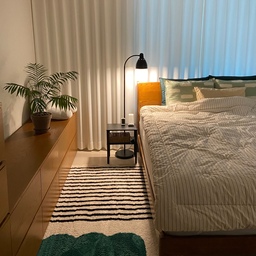 요즘 침실 분위기 조금 바꿔봤어요🛏️
우드 톤 가구에 화이트 커튼,
그리고 그린 포인트를 더해주니까
훨씬 차분하고 편안한 무드가 완성되더라구요🤍
이 분위기에 맞춰 침구도 같이 바꿨는데
이불 하나로 공간 분위기가 확 달라지는 느낌이에요.
바자르 애프터 미드나잇 고밀도순면 사계절 차렵이불세트 사용 중인데, 프리미엄 40수 고밀도 순면 소재라
피부에 닿을 때 사박사박하면서도 부드러운 촉감이 정말 좋았어요
광택 없이 사박사박한 매트한 터치감이라
더 편안하게 사용할 수 있었고,
은은한 바닐라 컬러에 진초록 스트라이프 패턴이라
과하지 않으면서도 공간에 포인트 주기 딱 좋더라구요.
같은 라인의 정글그린 컬러 베개커버를 추가로 매치해봤는데
톤온톤으로 자연스럽게 이어지면서 안정감 있는 느낌이에요.
앞쪽 패턴 베개는 다른 제품인데도 믹스매치가 잘 되고,
맨 앞 노란 베개커버는 이불에 포함된 기본 구성인데
은근 포인트 역할도 해줘요🫶🏻
선명한 컬러감 덕분에 톤온톤이나 믹스매치 등
다양한 연출이 가능해서 인테리어 바꾸는 재미도 있구
또 광폭원단을 사용해 이음선이 없어
이불 펼쳤을 때 걸리는 느낌 없이 훨씬 깔끔하고
침대 위가 정돈된 느낌으로 연출되는 점도 마음에 들었어요☺️
사계절 내내 부담 없이 사용할 수 있는 침구 찾고 있다면
분위기랑 실용성 둘 다 챙기기 좋은 제품이에요🛏️🤍
#바자르 #바자르이불 #바자르차렵이불 #이불 #차렵이불
#침실인테리어 #안방인테리어 #침실조명 #침실러그
#침실스타일링 #침실협탁 #침실 #안방꾸미기 #안방 
#안방침대 #안방스타일링 #안방러그 #안방조명 #안방협탁
#오감리뷰 프로그램을 통해 제품을 제공받아 직접 사용하고 스타일링한 후기입니다.