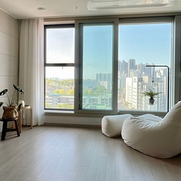 #뷰가좋은우리집
뷰가좋은 우리집🏡
직장생활을 시작하면서 서울에 살았는데 
햇빛안드는 빌라 
앞동뷰인 빽빽이 아파트 등을 거쳐 현재 집에 살고있어요🤍멀리멀리 대단지아파트뷰🏙️
저희집앞에는 중학교 초등학교가 나란히 있어서 고층건물이 생길일이 거의 없어 나름 뻥뷰는 유지될거같아요😊
초록초록해진 5월 요즘 뷰가 더 좋아졌네요🌳🌳
싱그러운 초록빛이 가득해질 5월도 행복합시다💚
#뷰맛집 #뷰좋은집 #뷰가좋은집 #거실인테리어 #빈백쿠션 #빈백소파 #빈백인테리어 #행잉플랜트 #행잉식물 #행잉팟커버 