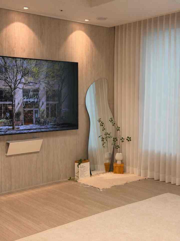テレビの隣にスペースが残って何を置くといいか悩んで
非定型全身鏡を置いたが、フォトゾーンにもなって鏡 
おかげで家がより広く見えて満足です！ 

鏡の下にポルトガルのラグを敷いた。
感性満載がアップアップ！非定型なので、より感覚的なものはありますか？ 

どんな小物を置くかによってムードが変わったり、
外出前にルックスチェックして行くのもピッタリです - ◡̈ ෆ 

＃インテリアノウハウ＃コンスープ記録集＃リビングインテリア
＃リビングを飾る＃全身ミラー＃リビングスタイル＃新婚旅行
＃新婚旅行のインテリア＃30フラットインテリア 

