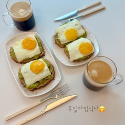#오늘의우리집 #콘수프기록집 #연휴시작😊
근로자의날을 시작으로 5일간의 연휴!
오랜만의 늦잠 후 건강한 식사로 아침을 깨워봅니다!
내일아침 아보카도 계란토스트가 먹고싶다고하니
근사하게 차려주는 남편 땡큐😍
#호밀빵토스트 #아보카도토스트 #꿀맛
#맞팔해요 #소통해요 #선팔환영 #소통환영