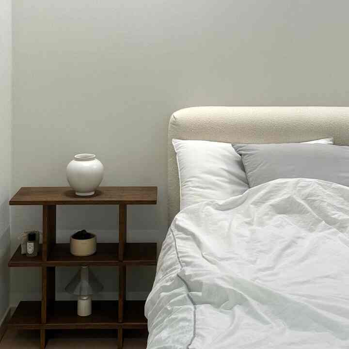 #요즘신혼인테리어

A cozy and inviting bedroom

I think I made the right choice going with the combination of Slow Bed's ivory-colored Aqua Fabric frame and a motion bed! Arranging everything cleanly with the bed at the center made the space look much more organized! Although it is a small apartment with a bedroom in the 20-pyeong range, I couldn't give up on solid wood interiors, so I placed it next to the bed :)

#SlowBed #모션베드 #아이보리침대 #아이보리인테리어 #원목협탁 #원목인테리어 #원목가구 #달항아리 #조명 #에이센트디퓨저 #에이센트