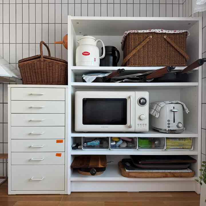 ＃かわいいテム最高です＃コンスープ記録集 
👩‍🍳
我が家のきれいなテムが多いところを探してみると断然キッチンにあれこれがとても多いようです。 
食べなければならないので、磨いて拭いてもっと頑張らなければなりませんが
きれいをあきらめることができず、今日もきれいに書こうと努力します。 
。
。
。
。
。
#イケアキッチン＃ホワイトインテリア＃ホワイトキッチン＃ヘリオス＃保温ポット＃ミニラジオ＃ミニマル 