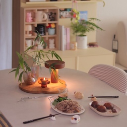 제철재료로 준비한 참나물 메밀국수
요즘 핫한 버터떡!
참나물 처음 먹어봤는데 향이 생각보다 좋았다
메밀국수에 우삼겹 굽굽해서 넣었더니 꿀맛
버터떡은 겉은 바삭 속은 쫀득!
두쫀꾸도 맛있게 먹긴 했는데 금방 질려서
내 스타일은 버터떡이 더 맞는 듯!
단, 조금 지나만 눅눅해지니까
구매한 날 발로바로 먹기 ㅋㅋ
음식에 맞춰 접시랑 수저받침 세트 구매했는데
냥이 너무 귀여븜 
이거 장식용으로 사용해도 될 정도로 귀여븜!!
#콘수프기록집 #현명한소비 #주방인테리어 #주방꾸미기 #주방템 #플레이팅 #버터떡 #모던하우스접시 #모던하우스그릇 #수저받침 #모던하우스추천템 #컵선반 #컵보드 #플레이팅접시 #만두접시 #종지 #나무젓가락 
