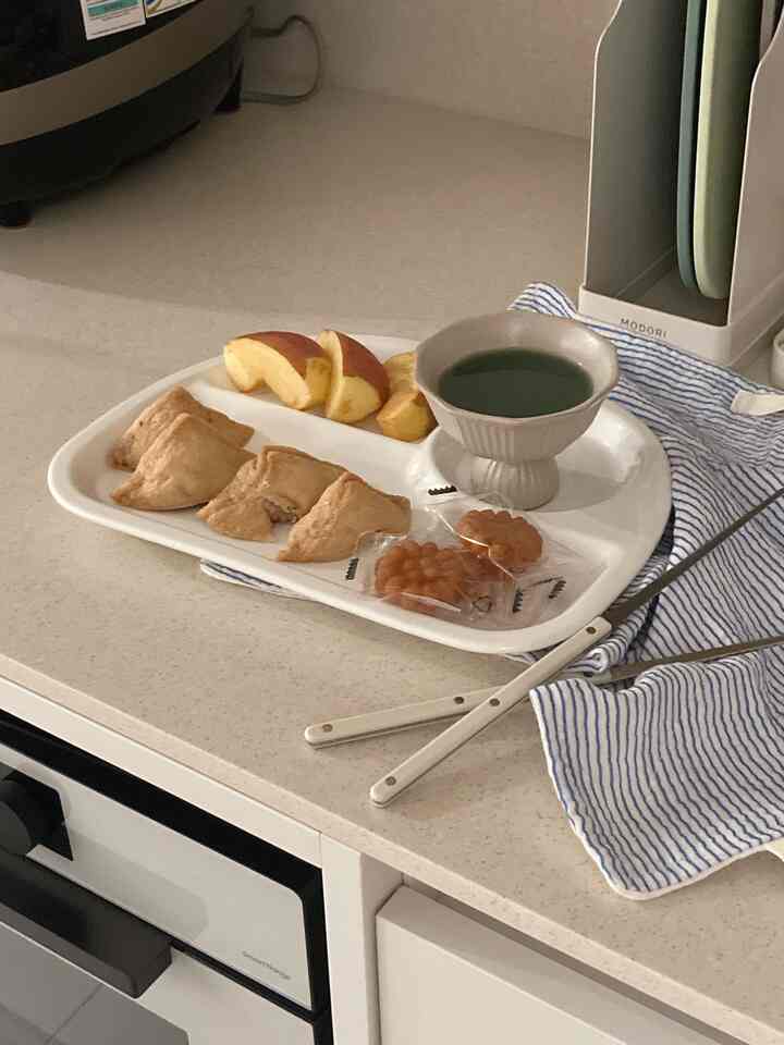 ご飯は食べませんし、いくつかのおかずも食べたいです。
そうなったらご飯におかずのボウル.. 
一人で食べるご飯に皿を洗うのは一杯です😂

私はそれで本格的な食べ物を食べるときにプレートを頻繁に使います。
いろいろな食べ物を着着しておいしく食べる
お皿はすぐに終わります！
私の次第スピードと効率のためのノウハウですよ😏！


＃ヨンギの＃ボブスタイリング 

＃食板＃陶器食板＃日常＃日常ブログ 
＃キッチンテム＃ホームスターグラム＃ホームスタイリング＃コミュニケーション＃賢明な消費＃かわいいテム最高 