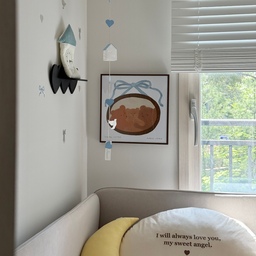 만두방 사랑스러움 한도초과🏡🩵
만두방의 소소하지만 존재감 뚜렷한 변신👼🏻
바로바로 하하홈 모빌
만두방 컨셉에 찰떡인 하늘색 하트&집 모양 모빌이라
눈여겨 보고 있었는데 이렇게 달아주니 진짜 예뻐요🥹
살짝 허전해보이던 벽 한 공간에 포인트로 달아주니
사랑스러움 한가득🕊️🩵
아이도 하원하고 오자마자 손가락으로 가리키더니
맘에 드는지 한참 만지작거리더라구요
아이방 소품 고민 중이라면 귀여운 모빌 하나 어떠세요?
#예쁜템최고야 #아기방 #아기방꾸미기 #아기방인테리어 #아기방소품 #인테리어소품 #모빌 #모빌인테리어 #모빌추천 #모빌멍 #인테리어모빌 #아기가있는집 #아기가사는집 #아기있는집 #아기자기 #아기방꾸미기소품 #맞팔 #콘수프기록집 