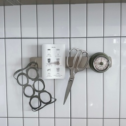 주방 한쪽 벽면에 쇠테리어 공간을 마련했어요 
자주 사용하는 가위나 에그스탠드, 타이머 그리고 기억하고 싶은 레시피 등을 눈에 보이게 ‘그렇지만 예쁘게‘ 두고 싶어서 오늘의집을 뒤지고 뒤졌지요 😊 
에브리윅에는 실용성 좋은 스텐 제품들이 많더라구요 
그 중에서 올스텐 와이어 칼거치대가 눈에 들어왔어요 
칼 뿐만 아니라 자유롭게 자주 사용하는 물건들 거치하기 딱 ! 이겠더라구요 ✨
게다가 무타공으로 벽에 붙일 수 있어서 주방 벽을 훼손 시키지 않고 감성 쇠테리어를 완성할 수 있어 맘에 들었어요 
배송 받자마자 연마제 제거 후 접착제를 붙이고 고정한 채 24시간 이상 기다렸어요. 공기와 만나며 접착력이 더 강해지는 접착제라 시간을 줘야해요. 기다림의 시간 끝 이것 저것 붙이고 걸어주며 쇠테리어 존을 완성했네요 🖤
가장 많이 눈길과 손길이 가는 곳에 이 거치대를 두니 요리할때 물건 찾느라 헤매지 않아 정말 편하고 무엇보다 너무 예뻐서 만족스러워요 ☺️ 
(메뉴팩트 디카페인 콜드브루 레시피북을 붙여두고 보면서 만들어 마셨어요🖤)
#주방인테리어 #주방쇠테리어 #쇠테리어 #칼거치대 #스텐거치대 #올스텐 #올스텐거치대 #올스텐가위 #에브리윅 #에그스탠드 #타임타이머 #레시피거치대