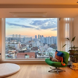 해질녘 통창 감상하기✨
뷰가 좋은 우리집🏠
집이라.. 익숙하긴 하지만
가끔씩 미세먼지 없이 
날씨 좋은날은 감상모드로 🌃🌆
#뷰가좋은우리집 #뷰맛집 #뷰좋은집 #거실인테리어 #통창인테리어 #통창뷰 #시스템창호 #이케아 #이케아소파 #고양이가있는집 #아기가있는집 #원목마루 #시티뷰