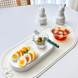 #예쁜템최고야 #콘수프기록집 
차분한 톤의 식탁도 작은 디테일 하나로 
분위기가 달라지더라구요.
요즘 제가 자주 쓰고 있는
멜로우스페이스 비비안스키니 테이블 매트✨
깔아두는 것만으로 식탁이 훨씬 정돈되는 느낌이 나요.
제가 고른 컬러는 펄화이트, 베이지인데
은은한 컬러라 어떤 그릇이랑도
잘 어울려서 맘에 들어요
특히 슬림한 디자인이라
테이블이 좁은 편인데도 전혀 답답하지 않고,
부담 없이 쓰기 딱 좋더라구요.
브런치처럼 가볍게 먹을 때도,
한식 차려 먹을 때도,
간단하게 커피 한 잔 올려둘 때도
뭔가 정성스레 차린 느낌이라 기분도 좋아요
실리콘 소재라 물이나 오염에도 편하고,
내열성도 좋아서 뜨거운 식기 올리는것도 Ok!
디자인도 예쁜데 실용성까지 챙긴 느낌이라 추천드려요
#테이블매트 #테이블매트추천 #실리콘매트 #브런치테이블 #브런치플레이팅 #브런치플레이트 #샐러드그릇 #사브르 #에포크 #홈브런치 #홈브런치그릇 #홈브런치메뉴 #오늘의가든 #맞팔 #멜로우스페이스 #비비안스키니 #킨토 #홈카페 #오홈스토랑 #예쁜그릇 #플레이팅필살템 #플레이팅
