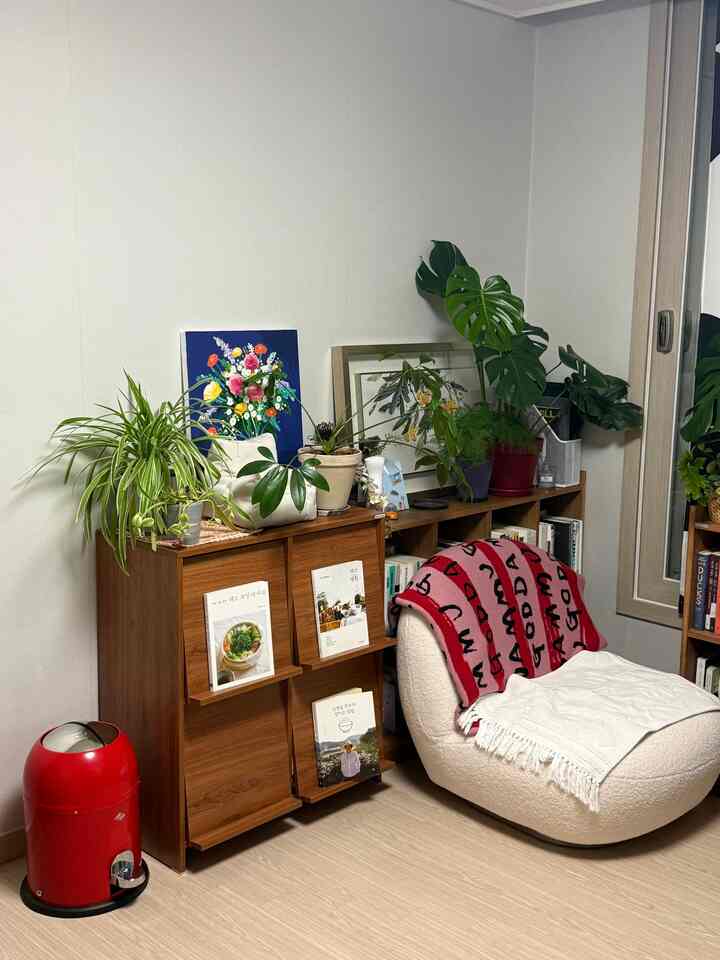緑いっぱい、自分だけの小さなフォレスト書斎🌱
ドアを開けると爽やかな空気が迎えてくれる当館の書斎空間です。木製の家具の上に1つか2つずつ伸びたペット植物が空間をさらに生み出すようにしてくれます。ふわふわのソファにもたれて座って好きな本を読んでみると、時間がどのように行くのかわかりません。私にとって最も完璧な休息を与える空間です。 😊
#今日の家