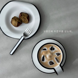 오랜만에 두쫀쿠 땡겨서 샀는데,
이거 이거 뭐에요👀
내 두쫀쿠는 어디가고
아스팔트 껌딱지가 나타났나요
??? : 응 나 녹을게~
오늘의 망한 홈카페 놀이 끝🫠
#오늘의우리집 1 #콘수프기록집 #누플랏 #예쁜그릇 #예쁜식기 #홈카페존 #홈카페 #홈카페소품 #홈카페꾸미기 #커피 #커피머신 #네스프레소커피머신 #네스프레소버츄오 #캡슐커피머신 
