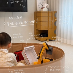 #오늘의우리집 #콘수프기록집 #거실 #거실인테리어 #거실꾸미기 #거실놀이공간 #거실놀이방 #플레이매트 #아트월꾸미기 #아트월시트지 #트롤리 #수납트롤리 #트웸코 #트웸코시계 #공사장놀이 #아이방 #아이방인테리어 #아이방꾸미기 #아방꾸 #놀이방 #놀이방인테리어 #놀이방꾸미기 #아이가있는집 #아이가있는집거실 #거실스타일링 #거실가구 #거실소품 #선팔 #선팔맞팔 #맞팔 
미리 즐긴 어린이날 :) 
우리집이 곧 키즈카페!! 편백칩 5kg 사서 전부 세척해서 말려두고 포크레인이랑 트럭이랑 구매해서 넣어주었어요.
처움에는 포크레인만 샀는데 남편이 트럭없이 무슨 재미로 노냐고 하더라고요 ㅋㅋㅋ 아?! 저는 그릇에 담고 쏟고 놀게 할 생각이었는데 아들들의 발상은 다른가봅니다.
트럭도 같이 주문해서 주었는데 와…
포크레인보다 트럭을 더 좋아하네요👍🏻👍🏻