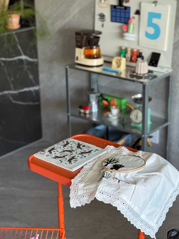 #今日の私の家
#コンスープ

一窓でフランスの刺繍に差し込まれ、太橋の間も刺繍
作業だけしました。それからある瞬間子供産んで、
また子供が幼いので針を持っている趣味はどうやら危険で止まっていました。
今日、収納場整理してから止まってしまった刺繍作業があって久しぶりに取り出してしまいました。
おそらく要件およそ8～9年前ぐらいで止まったようですね。
何の考えもなく手だけ来て行ったというこの時間がヒーリングでした。今年は完成してみたいですね。

＃フランスの刺繍＃フランスのビンテージ＃刺繍＃趣味生活＃趣味を楽しむ＃趣味を楽しむ＃趣味日常＃趣味アットホーム＃趣味活動