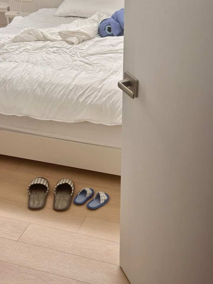 🚪お部屋の寝室のドアを開けて入ると、お父さんと息子のスリッパが見えます。履くのを忘れて子供部屋に遊びに行ったと思います😊

🪑無モールディング作り付けを設置するので背が小さい私は高すぎてスツールが必須だったんです🥲
 
🚽お部屋トイレは私だけの空間なので、できるだけシンプルに使用しています:)

引っ越してから一週間くらいしかなく、まだ雑然と整理されていないことが多いです。
カーテンもまだ設置する前だから朝は明るくて割れないなぁㅎㅎㅋㅋ

じっくり整理しながら変わる様子をお見せします！
きれいに見てください：D

＃ミニハウス＃寝室＃寝室のインテリア＃FTC24＃今日の家FTC24＃寝室のスタイリング＃ベッド＃寝室の装飾＃今日の家＃お部屋＃お部屋のインテリア 

