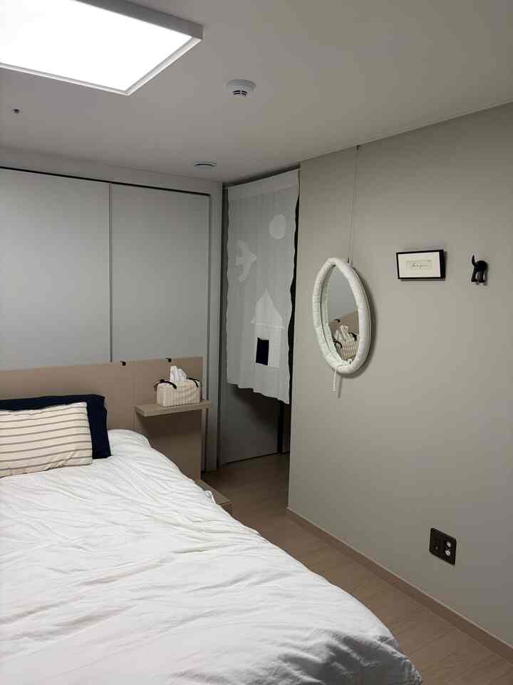 ＃かわいいテム最高屋＃コンスプ記録集＃ミニマル小道具

日差しなしで雰囲気が完成する我が家のお茶屋🤍

ミニマリストに飾られた空間で隠しポイントの役割をしっかりしてくれる隠しカーテン！ホワイト＆ブラックの組み合わせに家と新しい形のディテールがとても可愛くて、空間そのものをもっと愛らしくしてくれましたよ🕊️

ベッドの横はできるだけ空にしておくとトーン合わせてミホミドゥミラーと小さな額縁一つ、そしてIKEAハンガーにぴったり必要なだけ歩いておいてシンプルにまとめました。過ぎていないのに雰囲気は十分に生き残る感じなので、最近一番好きなコーナーです✨

＃インテリアインテリア＃ミニマルインテリア＃ホワイトインテリア＃ブラック＆ホワイト＃ホームスタイリング＃感性インテリア＃新婚旅行インテリア＃寝室インテリア