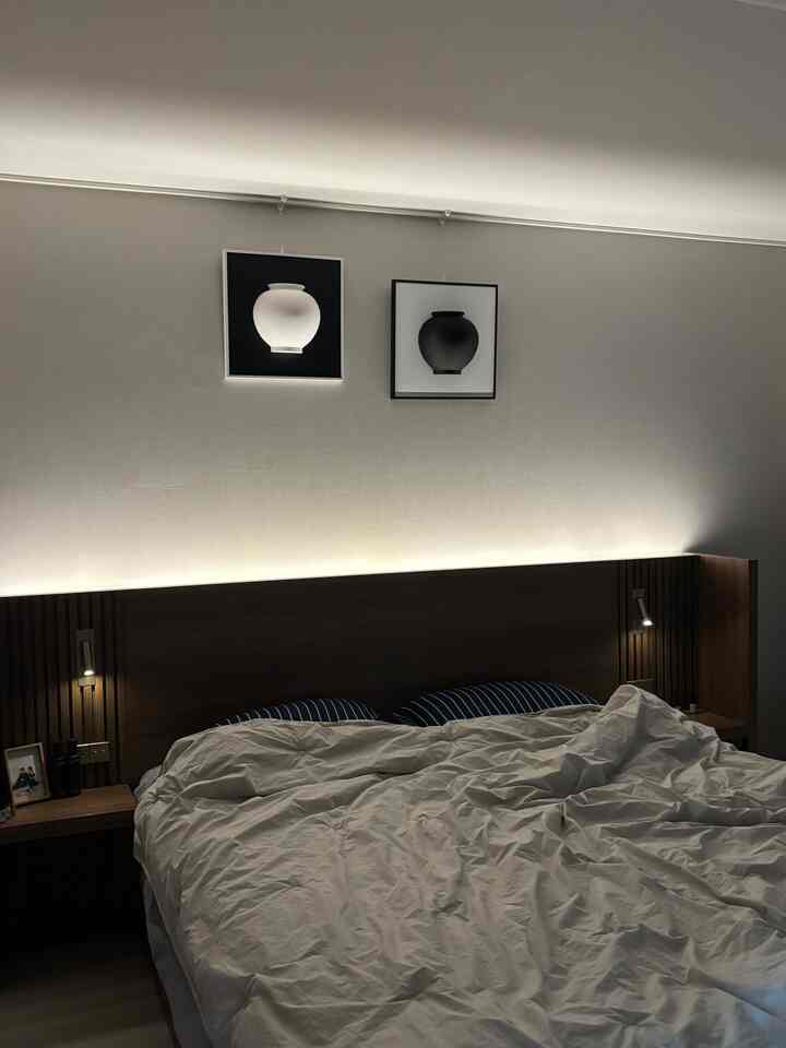 ウッドトンベッドルームインテリアノウハウ🛏️

✔️寝室は眠りにくい雰囲気に！
✔️寝具また眠るソルソオは肌触り、厚さで慎重に
✔️ベッドフレームも追求する寝室雰囲気に合わせて
✔️照明は選択ではなく必須！私はベッドフレームに埋め込み照明があって、別に照明は置かなかったよ☺️
✔️過ぎない額縁や小物も一緒にスタイリング♥️

インテリアノウハウ 