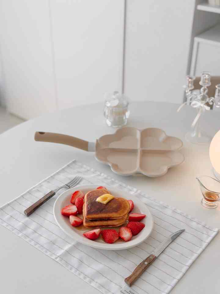 あまりにもよく使うファンの一つであるTru Cook Heart Fan 🤍
パンケーキを焼くときに本物のヨーグルさえあれば、プレーティングの悩みはありません。 
きれいなハート型のパンケーキにフルーツ、メープルシロップを添えれば週末の朝メニューとして最高😚
普段卵フライナ全焼の時もよく使うようになって完全おすすめのテムですよ！ 


＃賢明な消費＃コーンスープ記録集 