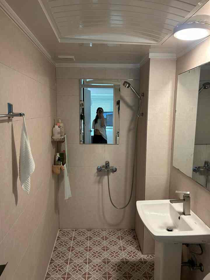#セルフインテリア

最後の写真はBefore🤍
最初は平凡で少しオールドな感じのトイレでしたが、
タイルの壁紙シートを一つずつ貼りながら雰囲気を変えてみました。

大きく工事したわけではありませんが、
小さなディテール一つで空間のムードがこんなに変わることができるというのが不思議でした。
しっかりした壁ははるかに暖かくなり、
全体的により整頓された感じ+私の好きな雰囲気に仕上げ✨

同じ空間なのに入るたびに気分が変わる最近、
これでセルフインテリアに落ちてみます。

手は少し行きましたが、その分満足度は200％🤍

＃セルフインテリア＃バスルームインテリア＃タイルシート＃ビフォアフター＃家の装飾＃ホームスタイル