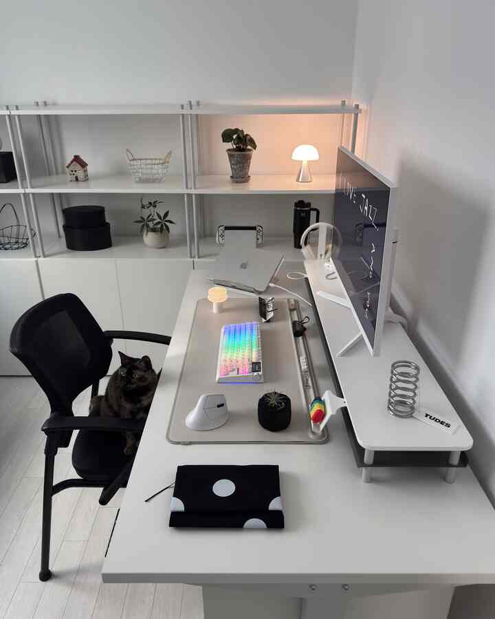 ＃製品提供|働きたくなるデスクセットアップ⌨️
環境を変えると業務効率も変わります。

椅子からデスク、キーボードまで芽を変えた。
座る時間が少なく疲れて
仕事の没入度が上がりますね📈

📎 #オートノス 
•体を包むメッシュ背もたれで正しい姿勢を維持する椅子
・高密度座板メッシュで長時間着座にも快適
•水平をつかむ固定蹄で安定した座席

📎 #エポメーカー 
•シックなキー感のシリコンキーキャップキーボード
•有線/無線/ブルートゥースサポート
• 時間とバッテリーの状態を確認できるミニディスプレイ 

📎 #オフレーム
•自由な高さ調整とプリセット保存可能なモーションデスク
•ドイツOKINデュアルモーターで安定した動き
• 環境にやさしいE0グレードの天板でしっかりとした耐久性

#oframe #otthonos #epomaker #キーボード #キーキャップ #モニター #epomakerkeyboard #デスクセットアップ #デスクテリア#猫の家 #デスクマット #macbook 